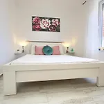 Apartman Karla - Private Roof Terrace & Sea View *